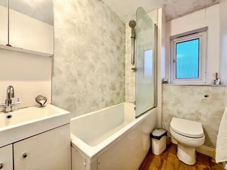 2 bedroom Flat for sale in West Farm Avenue, Longbenton, Newcastle upon Tyne, NE12