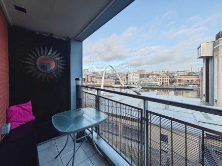 2 bedroom Flat for sale in Baltic Quay, Quayside, Gateshead, NE8