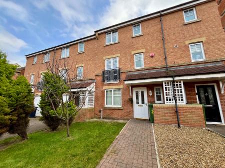 4 bedroom Town house to let in Sanderson Villas, St James Village, Gateshead, NE8