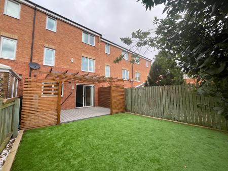 4 bedroom Town house to let in Sanderson Villas, St James Village, Gateshead, NE8