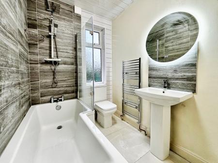 2 bedroom Flat for sale in Wych Elm Crescent, High Heaton, Newcastle upon Tyne, NE7