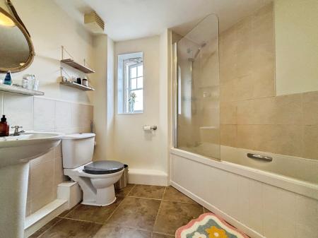 2 bedroom Flat for sale in Ovett Gardens, Gateshead, NE8