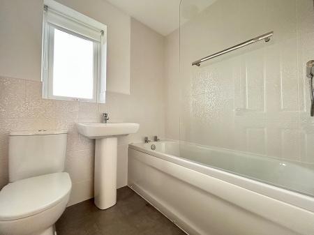 4 bedroom Semi-detached house to let in Roseden Way, Newcastle upon Tyne, NE13