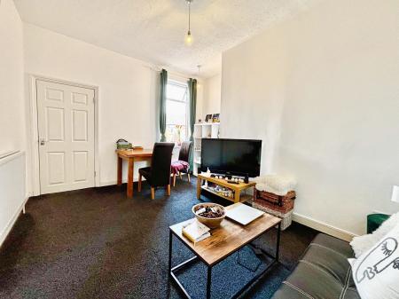 2 bedroom Flat for sale in Lansdowne Road, Forest Hall, Newcastle upon Tyne, NE12