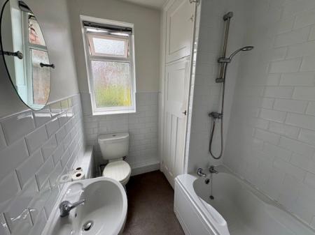 2 bedroom Flat to let in Ovington Grove, Fenham, Newcastle upon Tyne, NE5