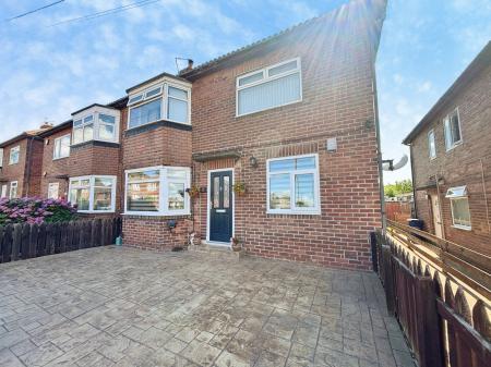 2 bedroom Flat for sale in Silver Lonnen, Fenham, Newcastle upon Tyne, NE5