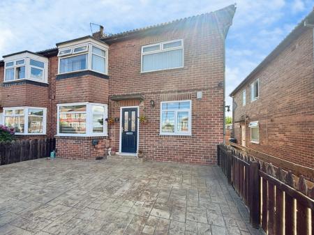 2 bedroom Flat for sale in Silver Lonnen, Fenham, Newcastle upon Tyne, NE5