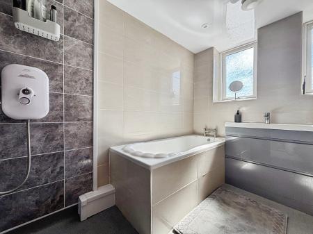 2 bedroom Flat for sale in Silver Lonnen, Fenham, Newcastle upon Tyne, NE5