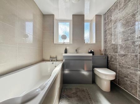 2 bedroom Flat for sale in Silver Lonnen, Fenham, Newcastle upon Tyne, NE5