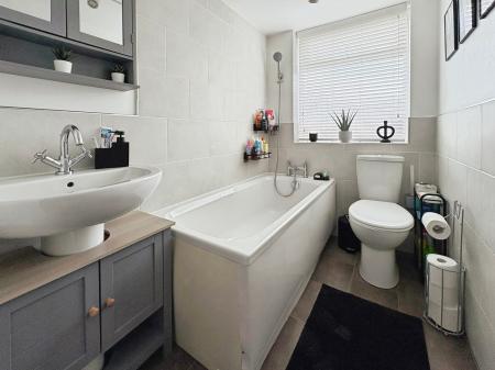 2 bedroom Flat for sale in Ovington Grove, Fenham, Newcastle upon Tyne, NE5