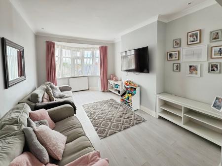 2 bedroom Flat for sale in Ovington Grove, Fenham, Newcastle upon Tyne, NE5