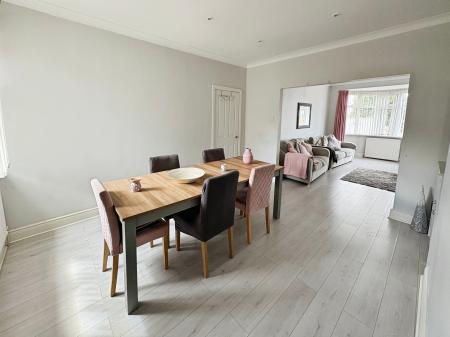 2 bedroom Flat for sale in Ovington Grove, Fenham, Newcastle upon Tyne, NE5