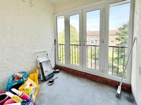 2 bedroom Flat for sale in Hoylake Avenue, Benton, Newcastle upon Tyne, NE7