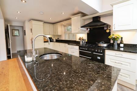 5 bedroom Detached house for sale in Settlingstone Close, Haydon Grange, Newcastle upon Tyne, NE7