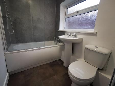 2 bedroom Flat to let in Bensham Crescent, Gateshead, NE8