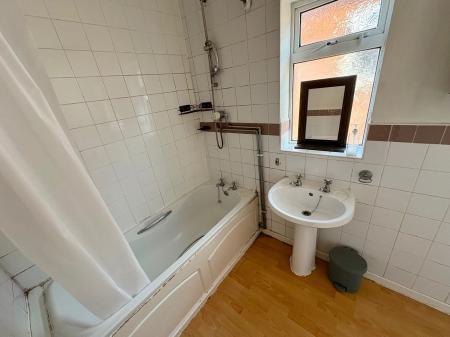 2 bedroom Flat to let in Ovington Grove, Newcastle upon Tyne, NE5