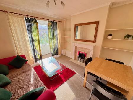2 bedroom Flat to let in Ovington Grove, Newcastle upon Tyne, NE5