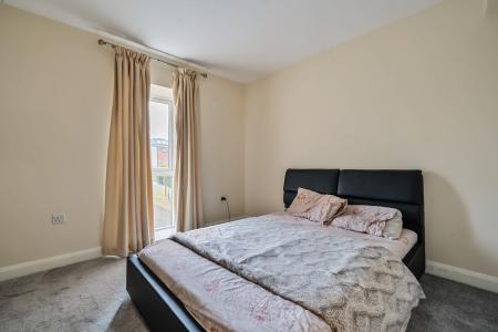 2 bedroom Flat for sale in The Square, Upton, Northampton, NN5
