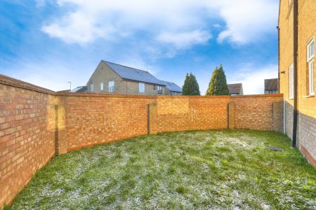 4 bedroom Semi-detached house for sale in Shatterstone, East Hunsbury, Northampton, NN4