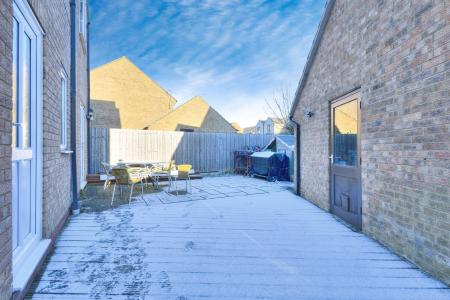 4 bedroom Semi-detached house for sale in Shatterstone, East Hunsbury, Northampton, NN4