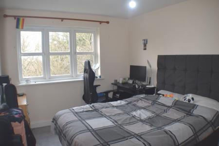 2 bedroom Flat to let in Braunston Close, Northampton, NN4