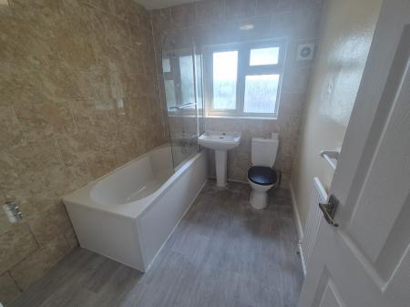 3 bedroom Semi-detached house to let in Pembroke Road, Northampton, NN5