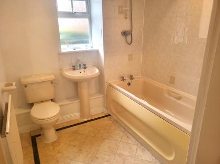 2 bedroom Flat to let in Cliftonville Road, Northampton, NN1