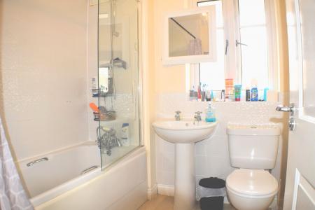 4 bedroom Semi-detached house to let in Fitzgerald Road, Little Billing, Northampton, NN3