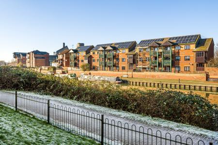 2 bedroom Flat to let in Johnson Court, Southbridge, Northampton, NN4