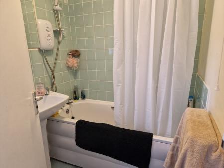 1 bedroom Flat to let in South Oval, Kings Heath, Northampton, NN5