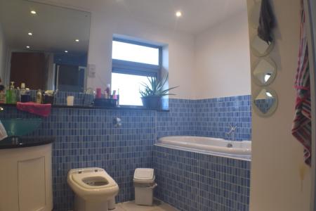 2 bedroom Flat to let in Hazelwood Road, Northampton, NN1