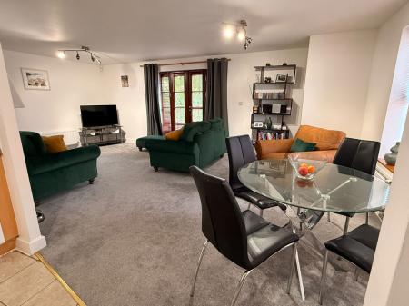 2 bedroom Flat to let in The Approach, St. James, Northampton, NN5