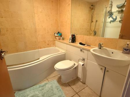 2 bedroom Flat to let in The Approach, St. James, Northampton, NN5