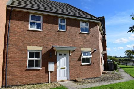 2 bedroom Flat to let in Gladiator Close, Wootton, Northampton, NN4
