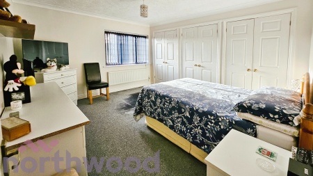 5 bedroom Detached house for sale in Broadland Drive, Thorpe End, NR13