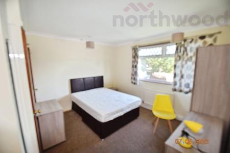 3 bedroom Semi-detached house to let in St Mildreds Road