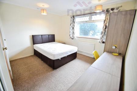 3 bedroom Semi-detached house to let in St Mildreds Road