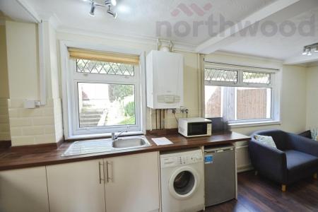 3 bedroom Semi-detached house to let in St Mildreds Road