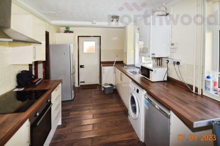 3 bedroom Semi-detached house to let in St Mildreds Road