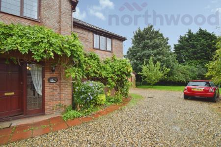 4 bedroom Detached house to let in Hackford Road, Wicklewood, NR18