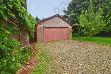 4 bedroom Detached house to let in Hackford Road, Wicklewood, NR18