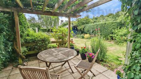 4 bedroom Semi-detached house for sale in Myrtle Avenue, Costessey, Norwich, NR8