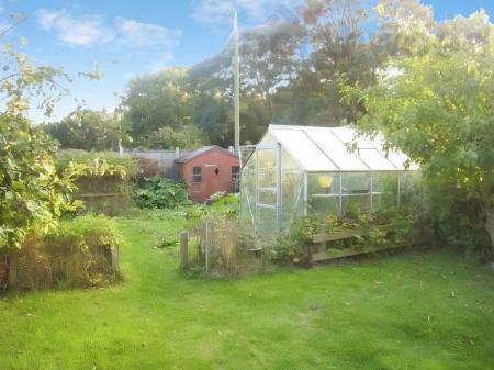 3 bedroom Semi-detached house to let in Hillcrest Road, Thorpe St Andrew, NR7