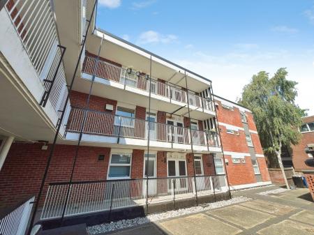 2 bedroom Flat to let in Fountain Court, Ipswich Road