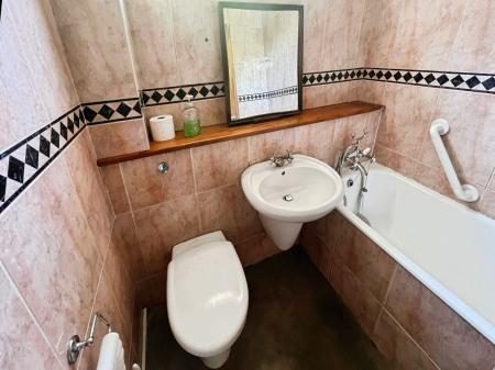 2 bedroom Flat to let in Fountain Court, Ipswich Road