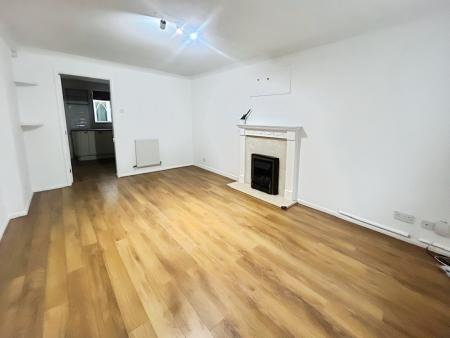 3 bedroom Semi-detached house to let in Ellwood Crescent, Nottingham, Wollaton Nottingham, NG8