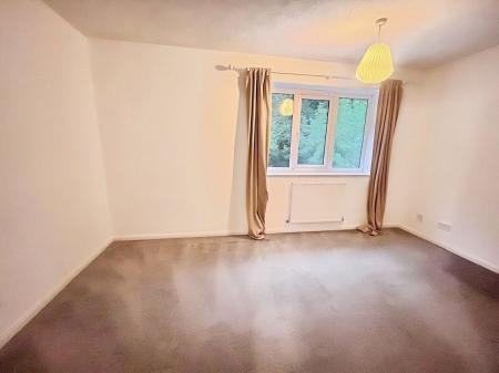 3 bedroom Semi-detached house to let in Ellwood Crescent, Nottingham, Wollaton Nottingham, NG8