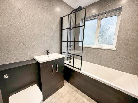 3 bedroom Semi-detached house to let in Carisbrooke Avenue, Beeston, NG9