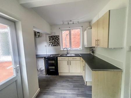 3 bedroom Semi-detached house to let in Carisbrooke Avenue, Beeston, NG9