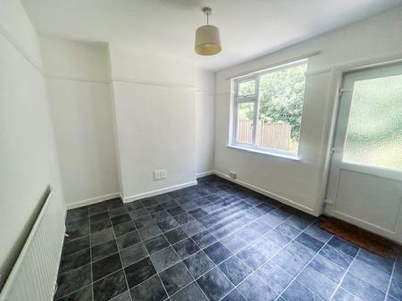 3 bedroom Semi-detached house to let in Carisbrooke Avenue, Beeston, NG9